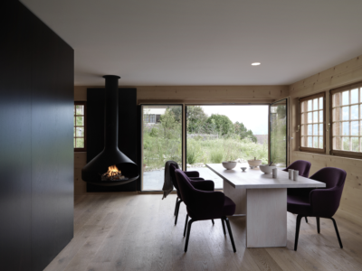 A04 Innenarchitektur Moebeldesign Moebel Chalet Umbau Basel Brienzersee Esszimmer Cheminee Monolith schwarz